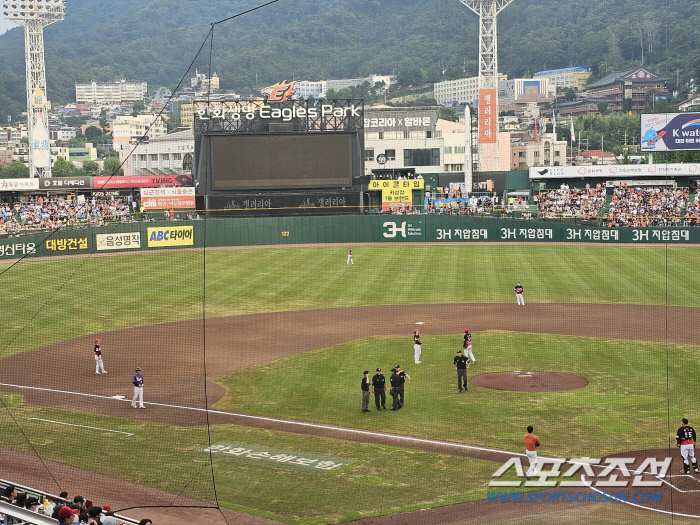 The electronic display and the ABS stopped. The electricity was cut off at Daejeon Stadium 'Stop the game'→KIA-Hanwha Team withdraws to the dugout 