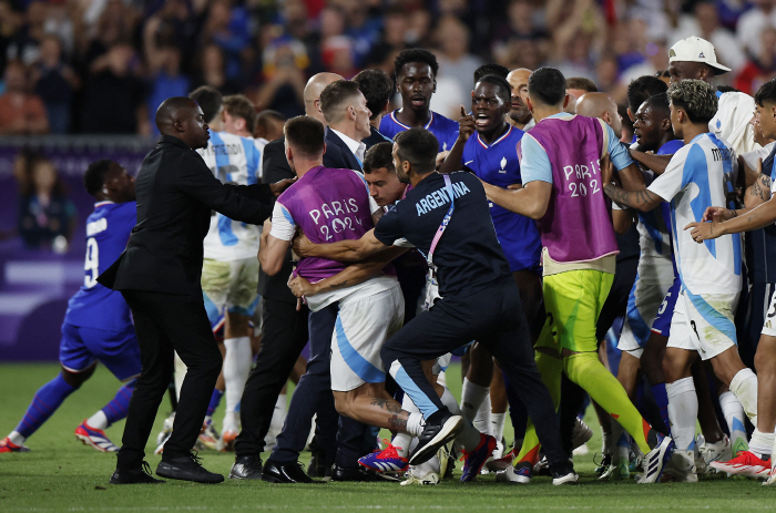 'Why the red card after the game?'France-Archen quarter-final chaos why?Director Henry got angry, too