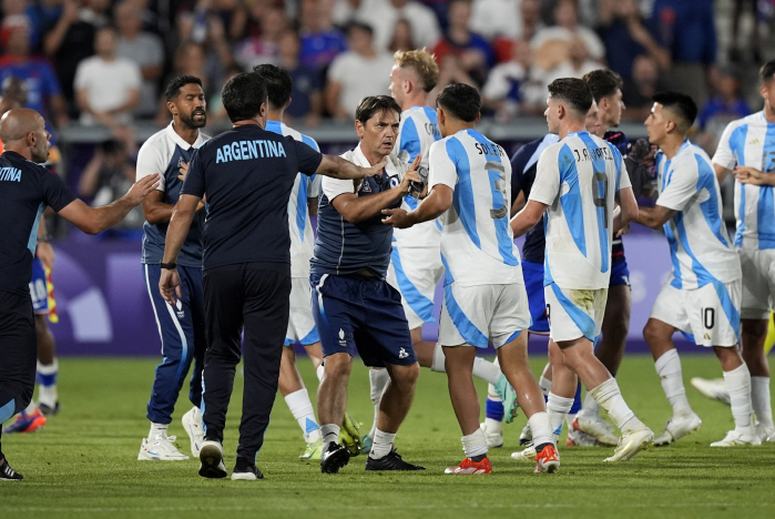 'Why the red card after the game?'France-Archen quarter-final chaos why?Director Henry got angry, too