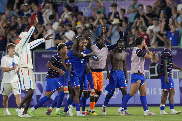 'Why the red card after the game?'France-Archen quarter-final chaos why?Director Henry got angry, too