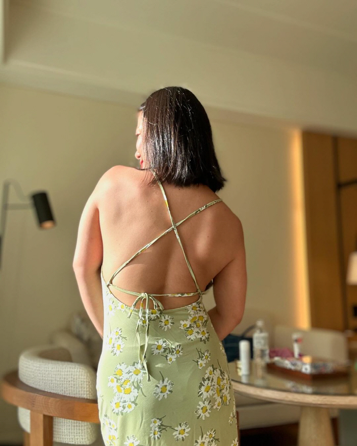 '48kg' Park Na-rae exposed her back muscles again with a backless dress 'Exercise for this taste''