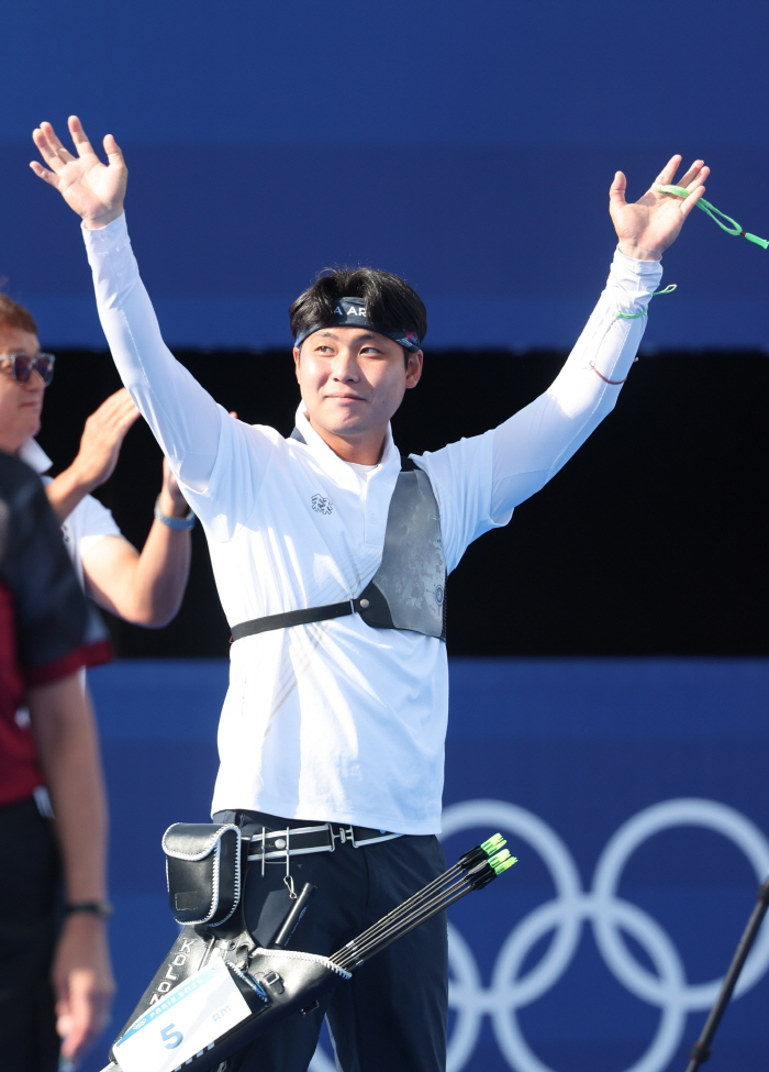 A big twist! Lee Woo-suk advanced to the semi-finals of archery at the 男. Tokyo Olympic silver medal champion Nespoli beat him