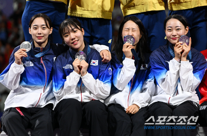 'Daddy, I've already won two Olympic medals!' '女 Penners'Yoon Ji-soo → A message to 父 coach Yoon Hak-gil 