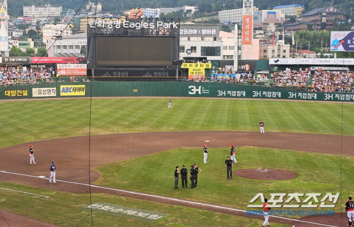 Eagles Park, which is on fire, blacked out, and about to say goodbye, 61 years 'Getting Closer's start?