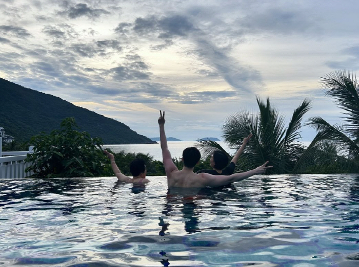 'IU ♥' Lee Jong-seok with his parents in the water with his filial piety trip 'Sweet moment'