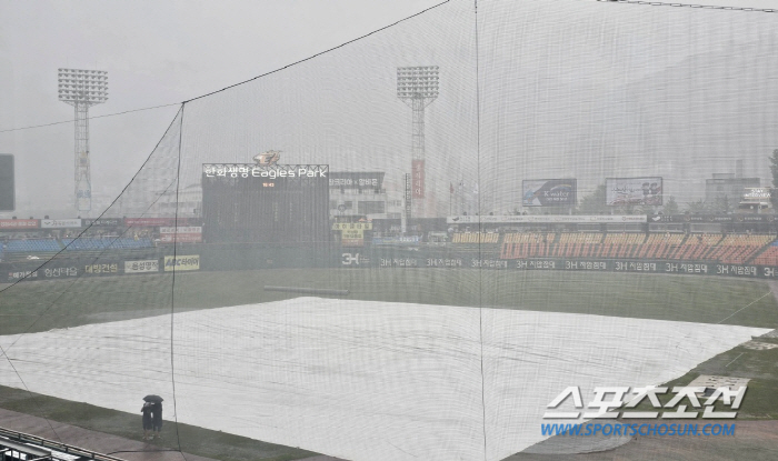 KIA's last away match in Daejeon was flooded by unexpected heavy rain. Daejeon KIA-Hanwha Rain was canceled