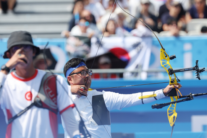 'Let's go for the 3rd place!' 金 Woo-jin defeated defending champion to face Lee Woo-seok in the semifinals, securing South Korea 