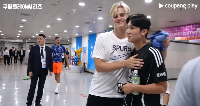  ''Minhyuk, do a good job and meet you at Tottenham'' - 'Uniform Exchange' - even hugging his handsome colleagues born in 2006