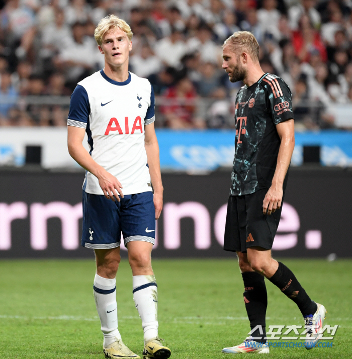  ''Minhyuk, do a good job and meet you at Tottenham'' - 'Uniform Exchange' - even hugging his handsome colleagues born in 2006