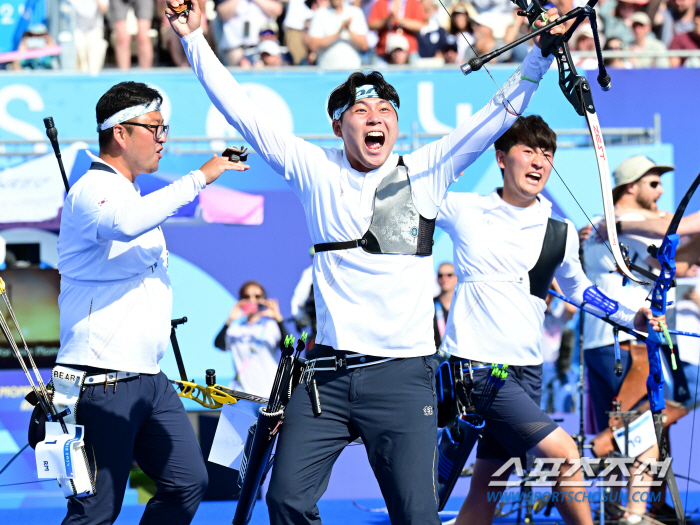 Set 1, set 10, set 3. Lee Woo-seok passed the individual round of 16 in 男 archery 