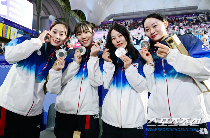 'Surprise Silver Medal' The female sabre who wrote a new history'As Park Sang-won said, 'I'm going to be a child, I'm going around.''