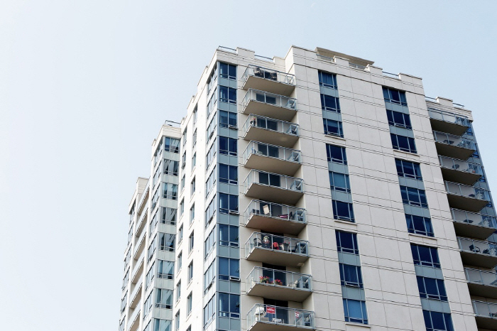 A 4-year-old boy who crashed on the 16th floor of the apartment building 'Muljjaeng'Only scratches 'Miracle'