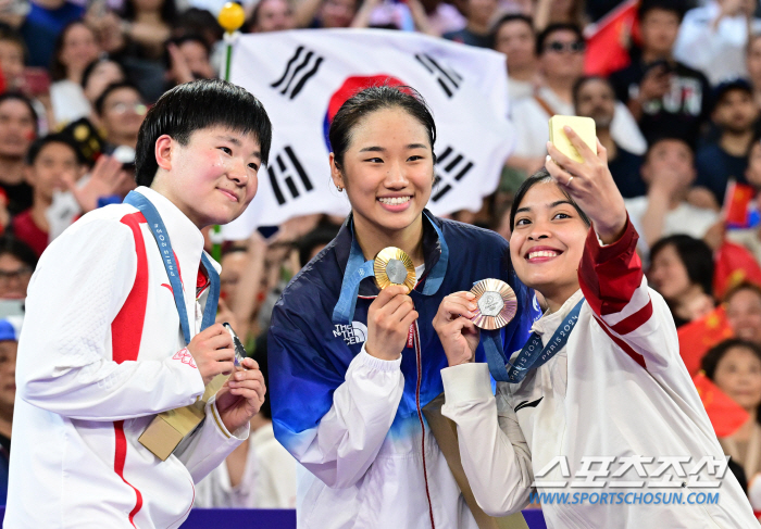 'A suggestion of retirement after winning a gold medal?' Why did Ahn Se-young say 'bombshells'? Badminton world 'It exploded in the end'