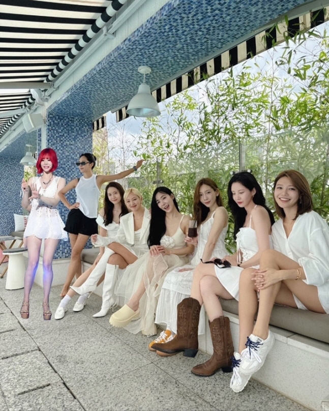 ''Do not participate' Soci Sunny celebrates her 17th anniversary as well. 'I can't see the members because I'm abroad. I can't see them together with photoshopped pictures.'