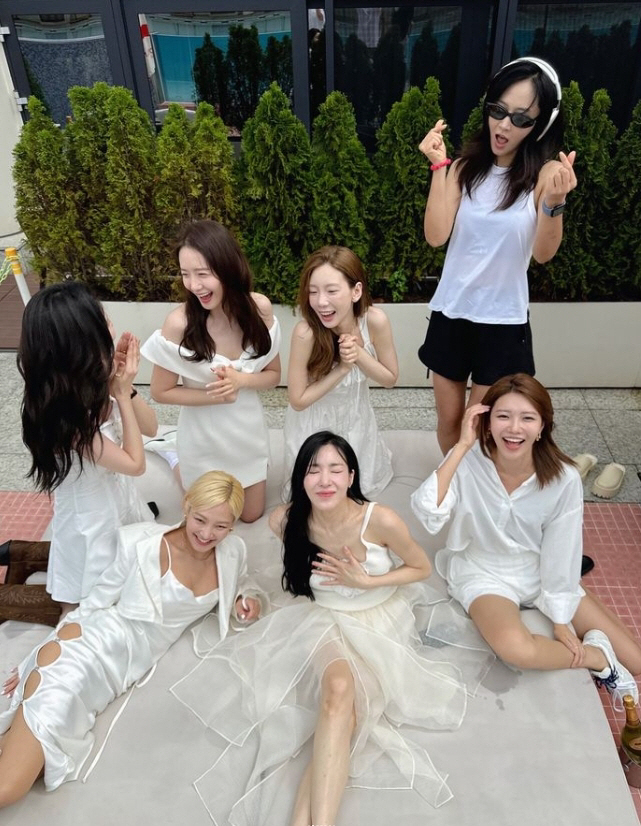 ''Do not participate' Soci Sunny celebrates her 17th anniversary as well. 'I can't see the members because I'm abroad. I can't see them together with photoshopped pictures.'