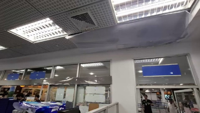 It's a place where many Korean tourists visit, but the ceiling of the airport collapsed, injuring two children