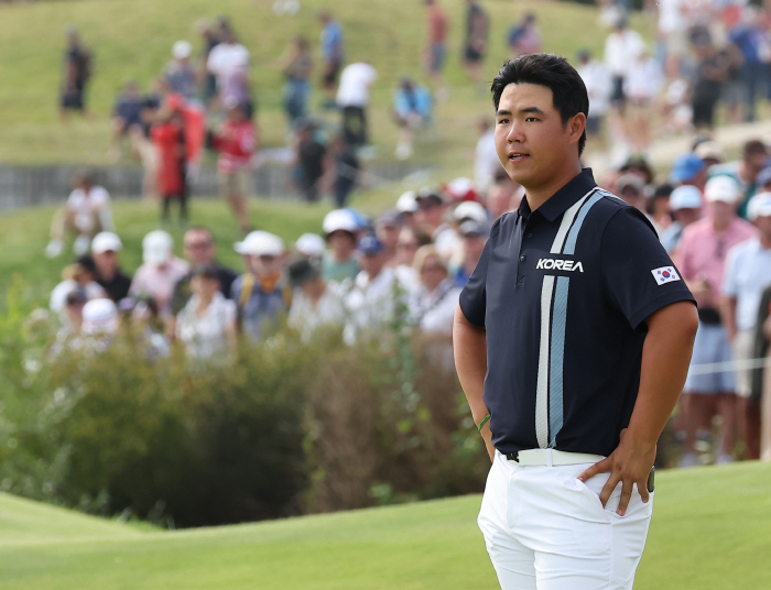 'Oh, double bogey' Kim Joo-hyung ranked 8th, and there was no first medal in the men's golf Olympics...Ahn Byung-hoon tied for 24th place and leans on the 女 national team starting on the 7th 