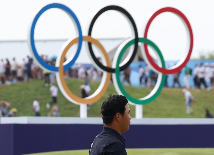 'Oh, double bogey' Kim Joo-hyung ranked 8th, and there was no first medal in the men's golf Olympics...Ahn Byung-hoon tied for 24th place and leans on the 女 national team starting on the 7th 