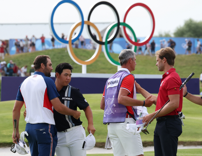 'Oh, double bogey' Kim Joo-hyung ranked 8th, and there was no first medal in the men's golf Olympics...Ahn Byung-hoon tied for 24th place and leans on the 女 national team starting on the 7th 