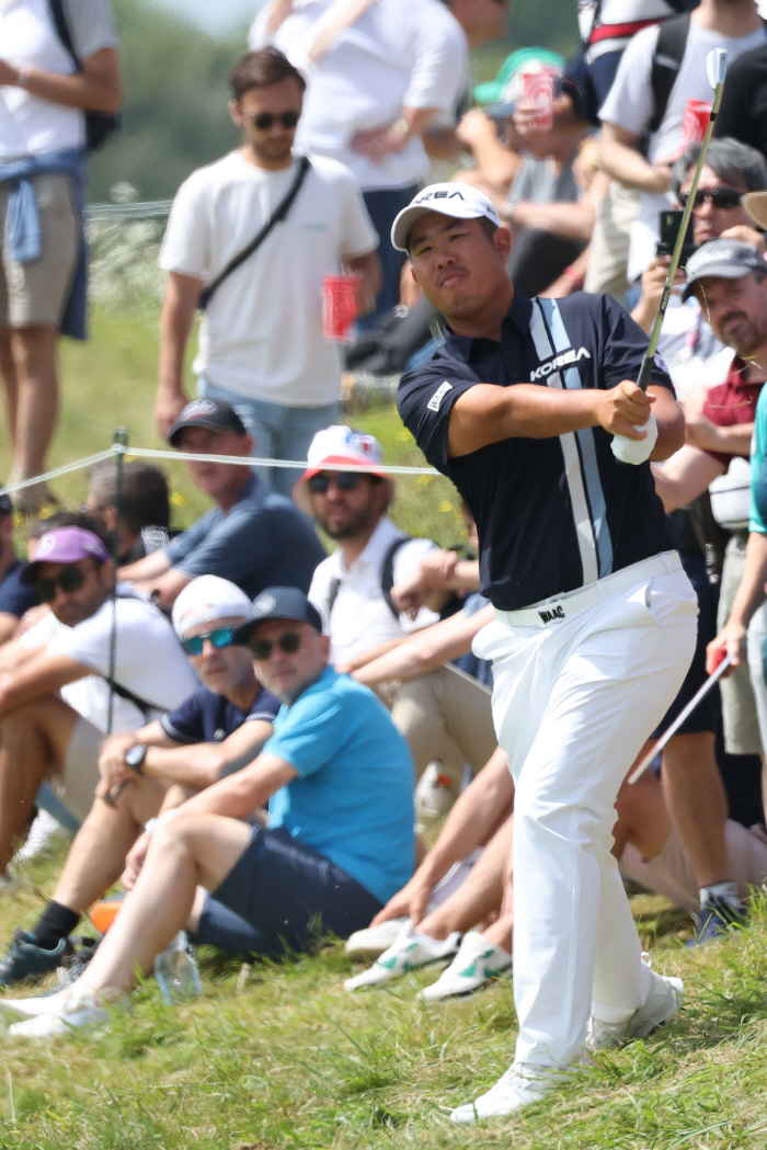 'Oh, double bogey' Kim Joo-hyung ranked 8th, and there was no first medal in the men's golf Olympics...Ahn Byung-hoon tied for 24th place and leans on the 女 national team starting on the 7th 