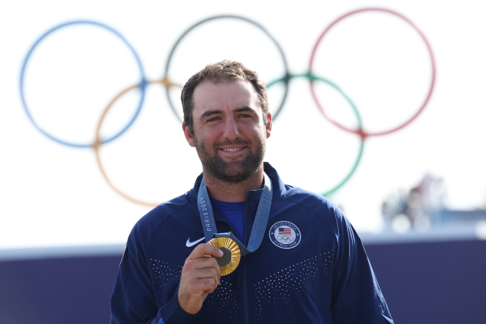 'Oh, double bogey' Kim Joo-hyung ranked 8th, and there was no first medal in the men's golf Olympics...Ahn Byung-hoon tied for 24th place and leans on the 女 national team starting on the 7th 