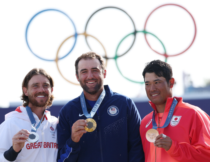 'Oh, double bogey' Kim Joo-hyung ranked 8th, and there was no first medal in the men's golf Olympics...Ahn Byung-hoon tied for 24th place and leans on the 女 national team starting on the 7th 