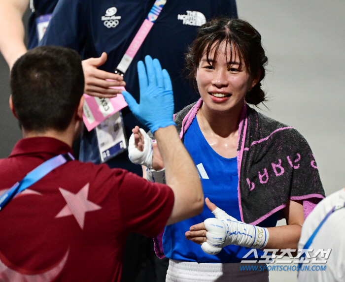 'Korea's first women's boxing medalist' Lim Ae-ji loses in the 54kg quarterfinals'Finishing with a valuable bronze medal'