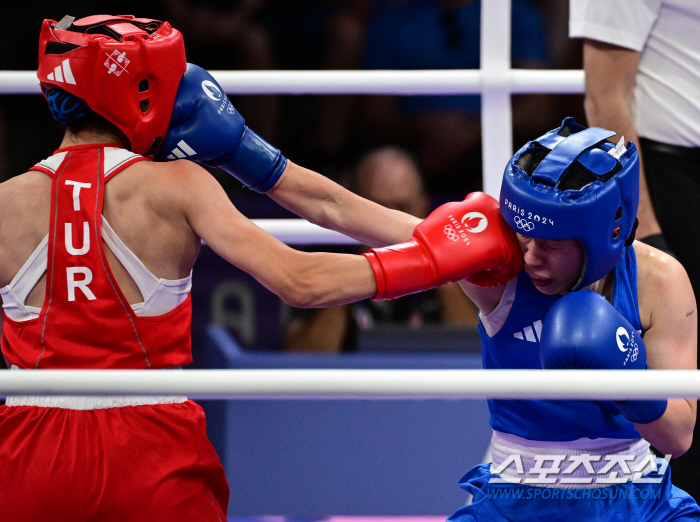 'Korea's first women's boxing medalist' Lim Ae-ji loses in the 54kg quarterfinals'Finishing with a valuable bronze medal'