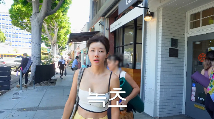 Park Han-byul in her 40s, showing off her bra top body, traveling to the U.S..I'm free without my husband and two sons