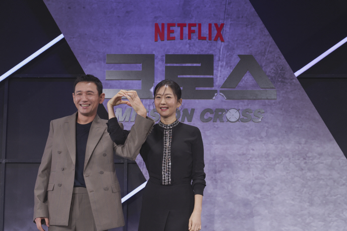  'It's fun and there's no boredom'..Hwang Jung-min and Yeom Jung-ah's first 'Cross' (Roundup)