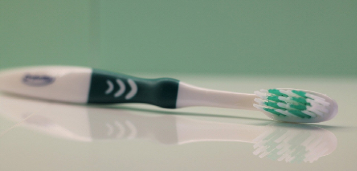 20cm long toothbrush swallowing while brushing my teeth, how?