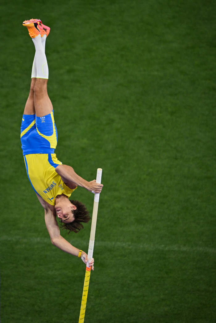  '4 jumps →金' Men's pole vault 'Absolute Powerful' Duplantis wins 2 consecutive Olympics as if practicing