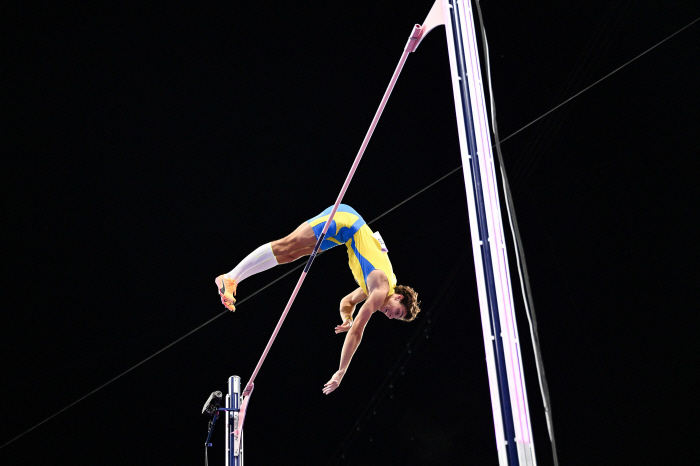  '4 jumps →金' Men's pole vault 'Absolute Powerful' Duplantis wins 2 consecutive Olympics as if practicing