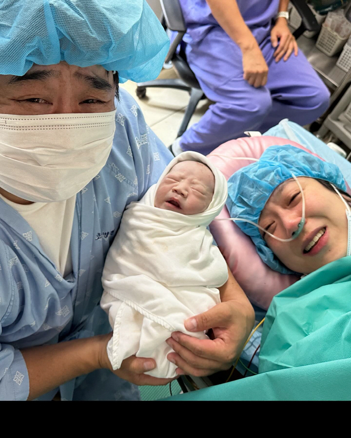  'Let's get along well with the whole group'Kang Jaejun ♥ Lee Eunhyung, hugging a newborn baby'Ballet'