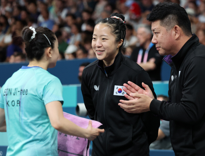 The 'Shin Yu-bin Medal' encouraged 女 group to advance to the quarterfinals. Let's all go up to the podium one more time!'