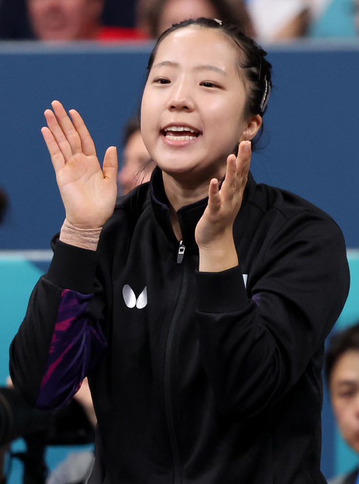 The 'Shin Yu-bin Medal' encouraged 女 group to advance to the quarterfinals. Let's all go up to the podium one more time!'