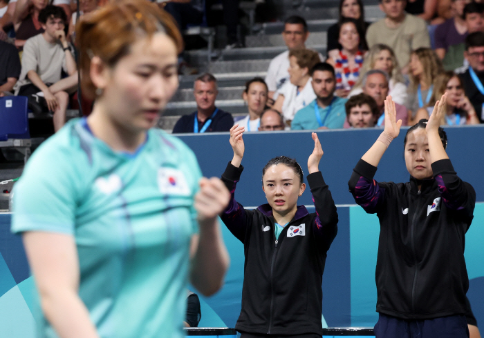 The 'Shin Yu-bin Medal' encouraged 女 group to advance to the quarterfinals. Let's all go up to the podium one more time!'