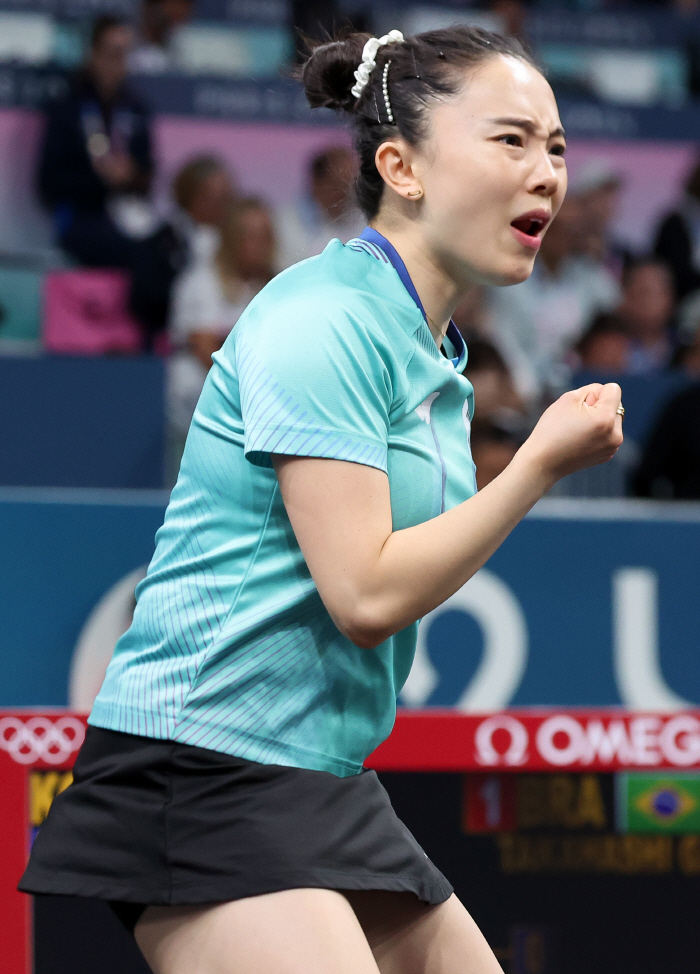 The 'Shin Yu-bin Medal' encouraged 女 group to advance to the quarterfinals. Let's all go up to the podium one more time!'