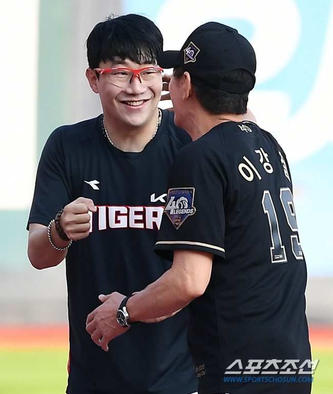 The teacher who gave up the record, smiling when looking at the great pitcher 'What do you want to break now?'