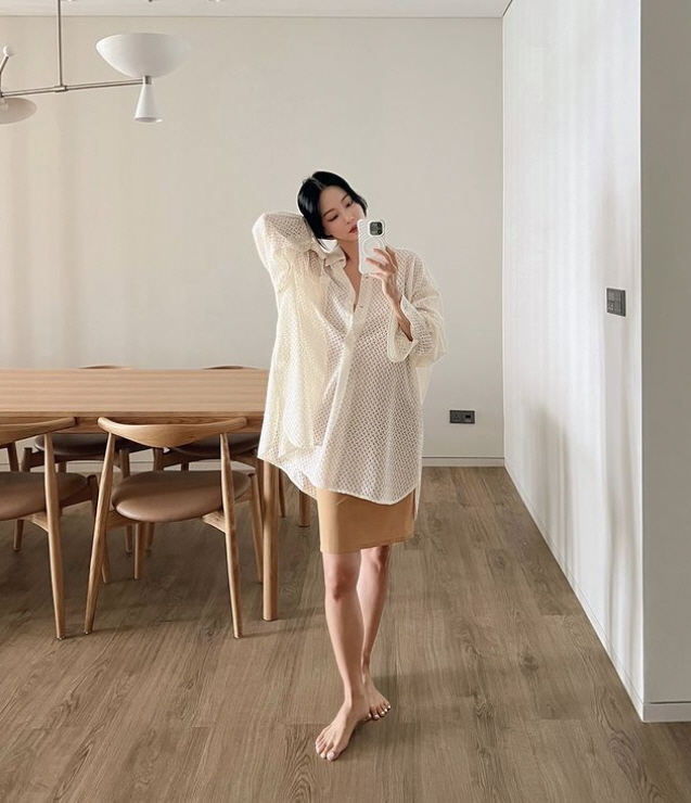 'Three Months of Marriage' Han Ye-seul took a barefoot photo in her newlywed house..a clean house without a grain of dust