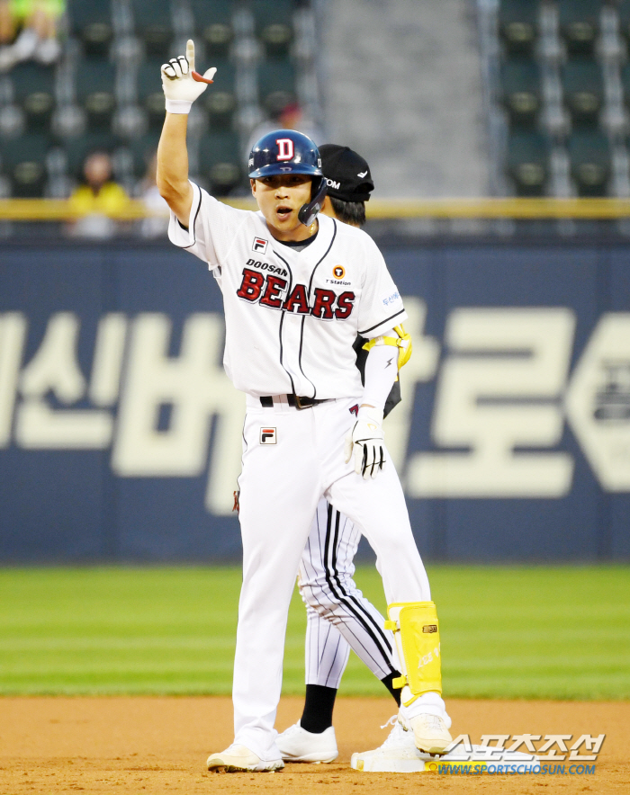 '4th consecutive LG's 3rd place drop' Yang Eui-ji's come-from-behind three-run shot  Ballazovic to grab the 1st and 2nd places, and Doosan won from behind again. 2nd place Samsung and 2G chase 