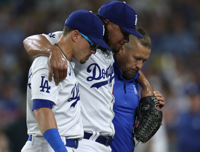 Kershaw replaced him for giving him a point in the fifth inning, and Roberts explained it hard...Ohtani's 4-for-4 hitless silence LAD 2-6 PHI