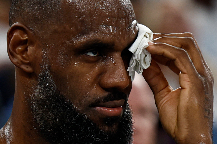 LeBron James facial injury, four stitches. Serbia's semifinal match is possible