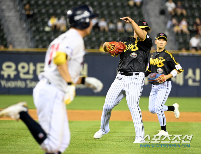 Misjudgment of 'Did you get hot in Ulsan?' Misjudgment → Defensive without screws → Checker. Up to five-out saves to rookies. a one-point gap  that he couldn't overcome in the end