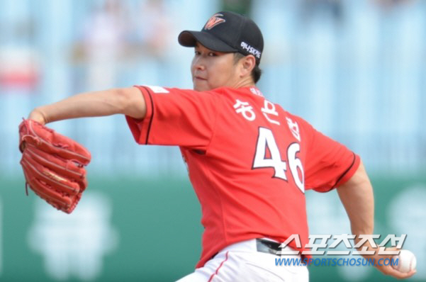 No outs, no runs on the first and second bases. From 'Jamsil Big Boy' to a double play. 50 million won, 40-year-old veteran, 2 innings, 3 hits and no runs. When is the first team call-up? 