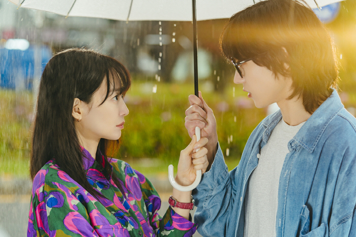 Shin Min-ah ♥ Kim Young-dae shares an umbrella and makes sweet eye contact..Perfect visual sum ('I don't want to lose money')