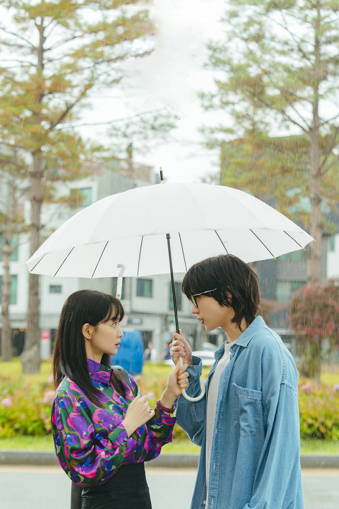 Shin Min-ah ♥ Kim Young-dae shares an umbrella and makes sweet eye contact..Perfect visual sum ('I don't want to lose money')