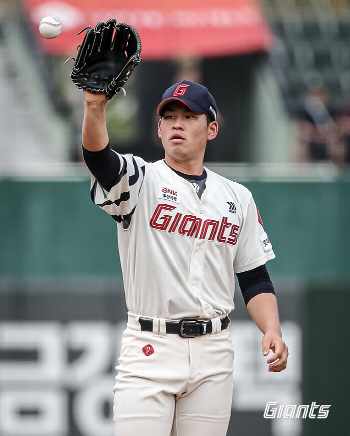 The start of August's counterattack? Lotte's 4th consecutive victory! 55 minutes Rainfall stoppage → 4 home runs  28 hits exchanged → Nakdonggang River Derby in chaos even with head shots 