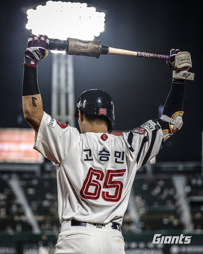 The start of August's counterattack? Lotte's 4th consecutive victory! 55 minutes Rainfall stoppage → 4 home runs  28 hits exchanged → Nakdonggang River Derby in chaos even with head shots 