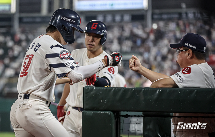 The start of August's counterattack? Lotte's 4th consecutive victory! 55 minutes Rainfall stoppage → 4 home runs  28 hits exchanged → Nakdonggang River Derby in chaos even with head shots 